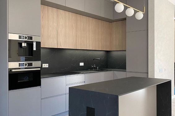 Кухня до потолка серая с деревом со столешницей HPL compact
